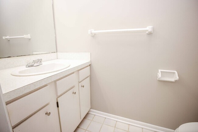 Building Photo - Beautiful Condo for Rent - Appliances included, washer and dryer hook ups, one and half bath, ver...