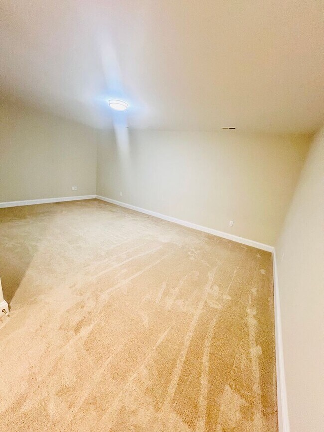 Building Photo - Spacious townhouse for rent in Bluestone H...