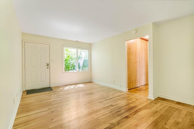 Building Photo - 2 weeks free rent! Beautifully remodeled 1-bdrm/1-bath in 7-plex—Shared laundry, off-street parki...