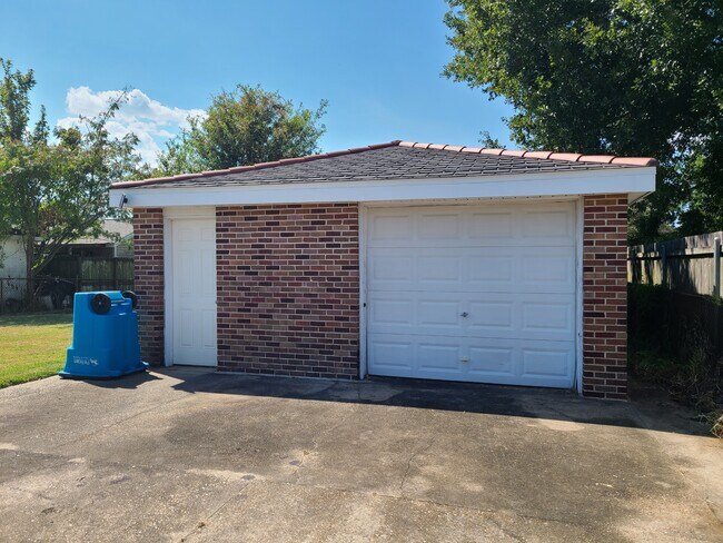 Building Photo - 3100 Ivy Pl