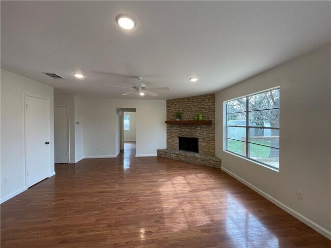 Building Photo - 1911 Heathwood Cir