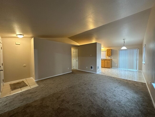 Building Photo - 3 Bedroom / 2 Bathroom Single Level Duplex in Madras