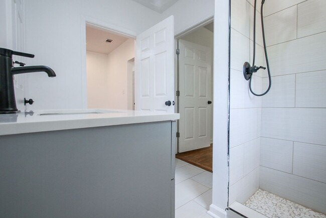 Building Photo - Spacious 4 Bedroom, 2.5 Bath Home in Savan...