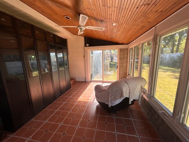 Building Photo - 879 Grove Ave