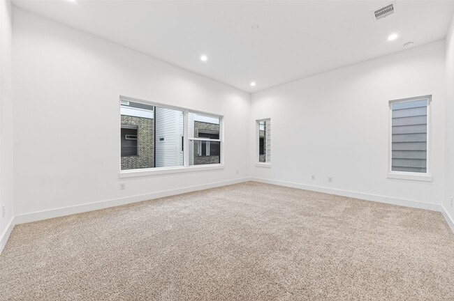 Building Photo - 5841 Dolores St