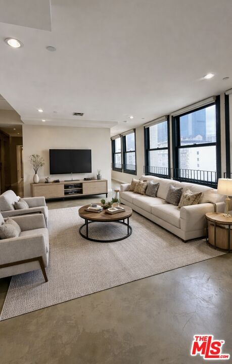 Building Photo - 315 W 5th St