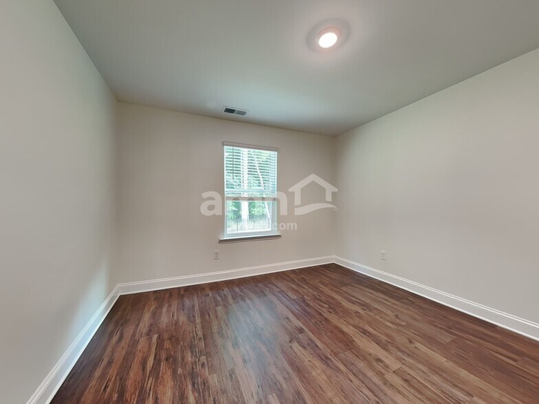 Building Photo - 633 Rivermist Dr