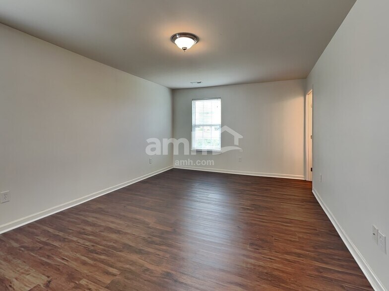 Building Photo - 10 Pfeiffer Ct