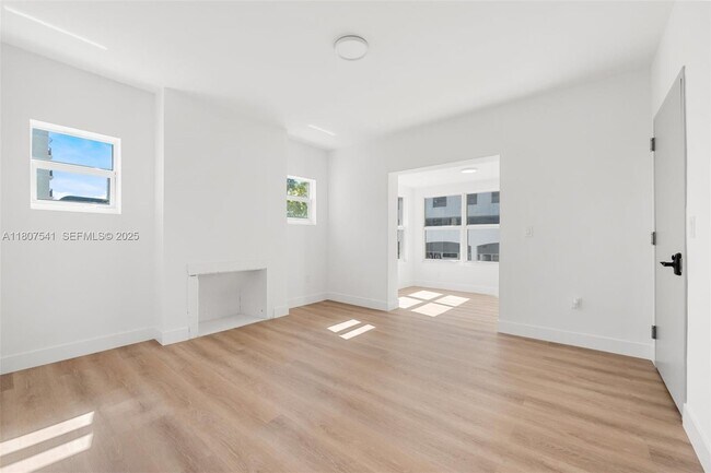 Building Photo - 403 SW 12th Ave