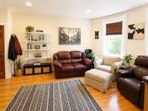 Building Photo - No Brokers Fee Unit on Cleveland Circle, Eat-in Kitchen, Big Bedrooms, Steps from the T Stop, Par...