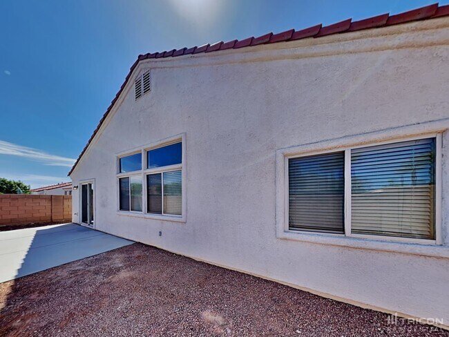 Building Photo - 2132 Meadow Green Ave