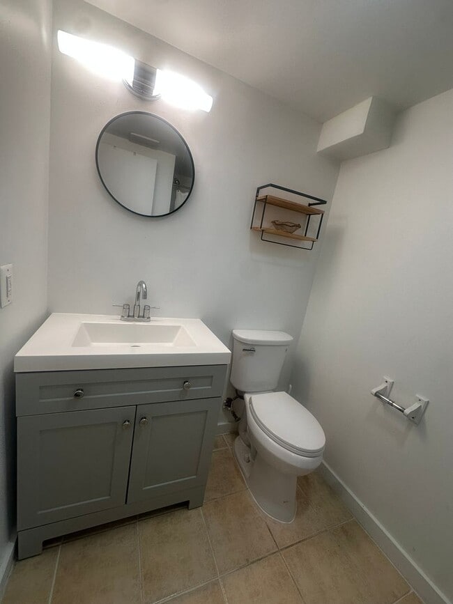 Building Photo - Modern Basement Unti 1 Bedroom/1 Bath, Recently renovated, new stainless steel appliances, floori...