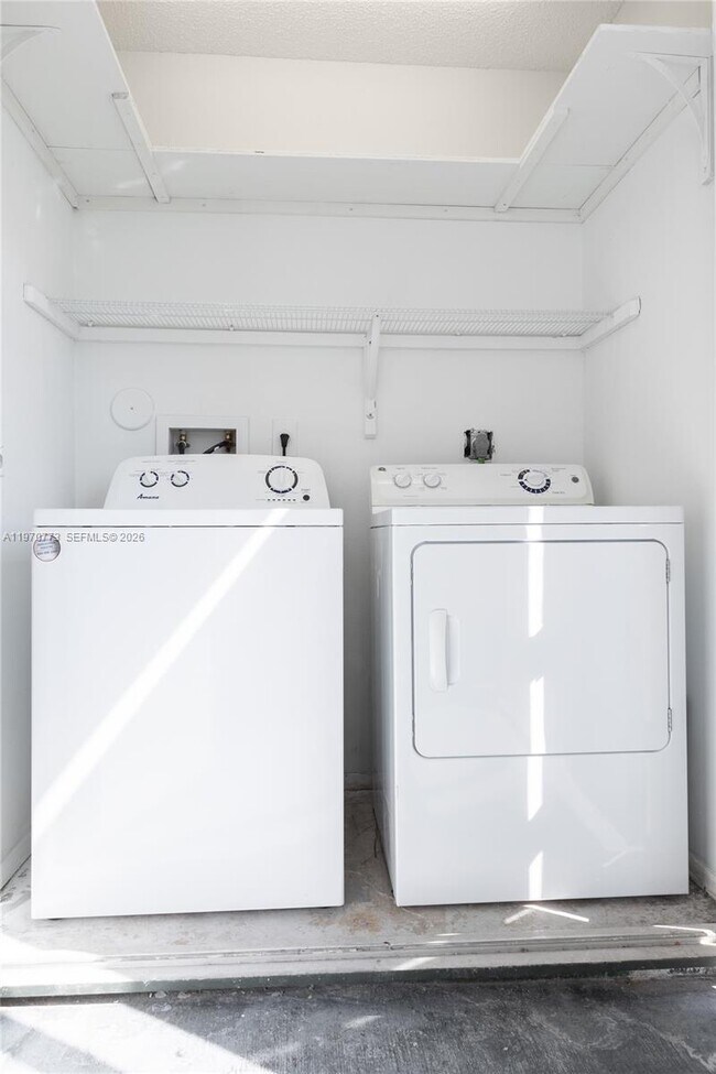 Building Photo - 10391 SW 150th Ct