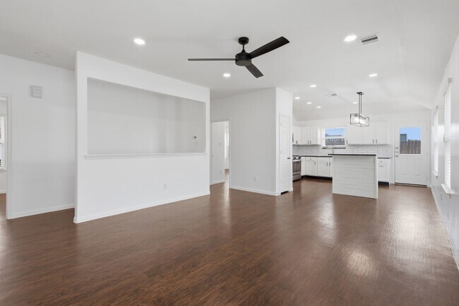 Building Photo - 6114 El Oro Dr