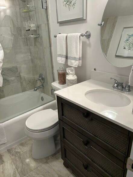 Bath - 401 Peruvian Ave