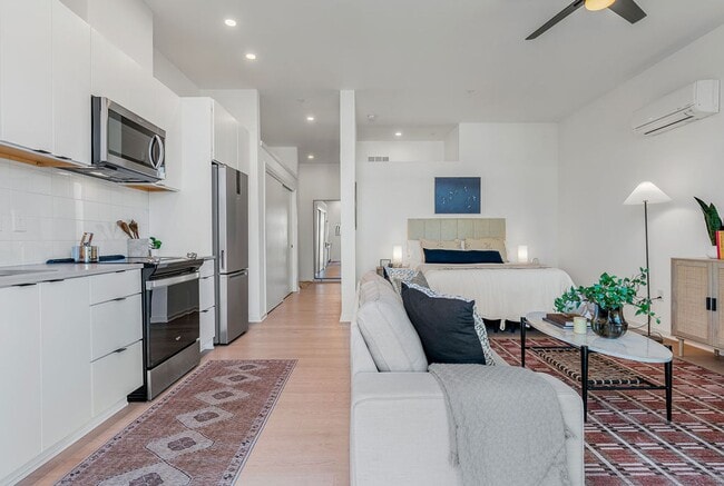 Building Photo - Modern downtown condo studio with private balcony & parking space.