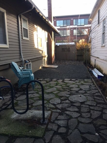 Building yard - 4415 SE Hawthorne Blvd