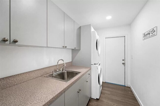 Building Photo - 413 Holiday Dr