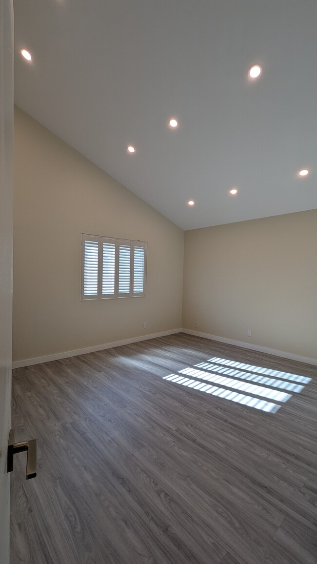 bedroom 1 with vaulted ceilings - 21500 Califa St