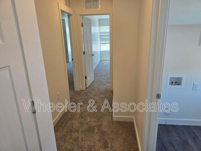 Building Photo - 460 W 1080 S