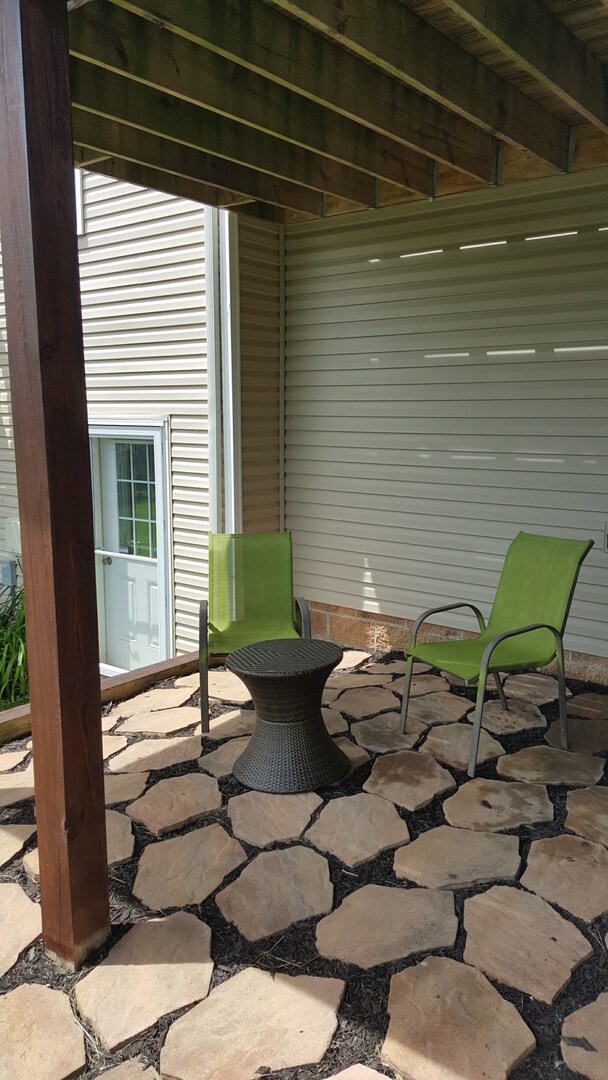 Building Photo - Robinson - LARGE 3 Bedroom End Unit House - Minutes from 376 W Robinson