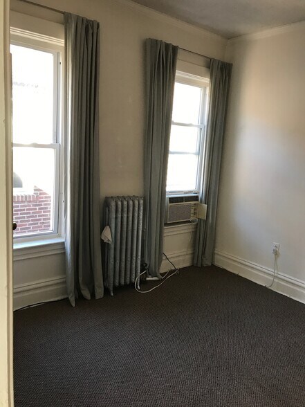 living area - 604 Washington Ave