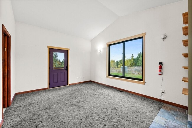 Building Photo - Yelm Country Living | 3 Bed, 3 Bath Home on 2.5 Acres | Solar Panels!