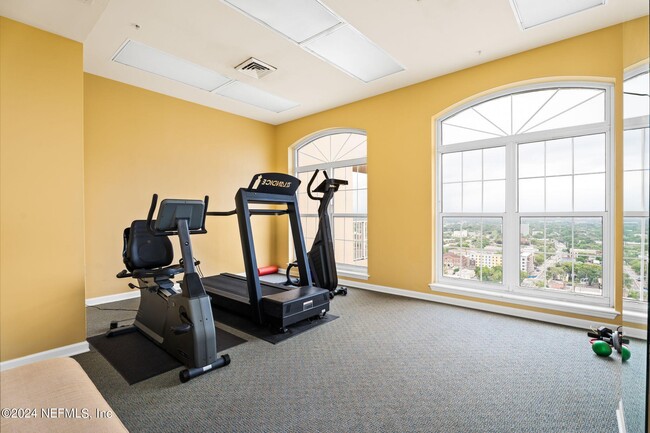 Building Photo - 400 E Bay St