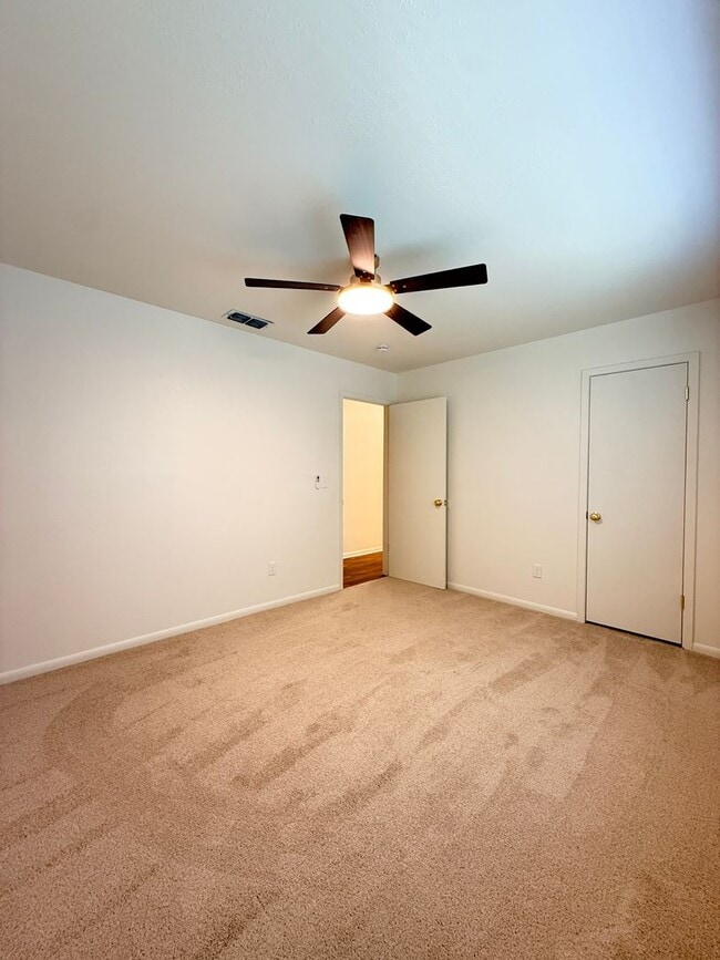 Building Photo - Beautiful 4 Bedroom 1.5 Bath - City View ISD