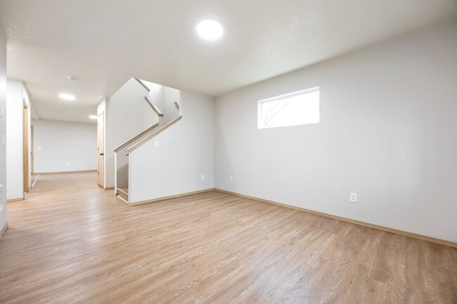 Building Photo - 5Bed/2.5 Bath home available in SE Portland