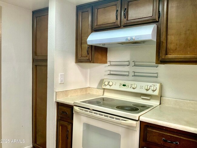 Building Photo - 1927 E Hampton Ave