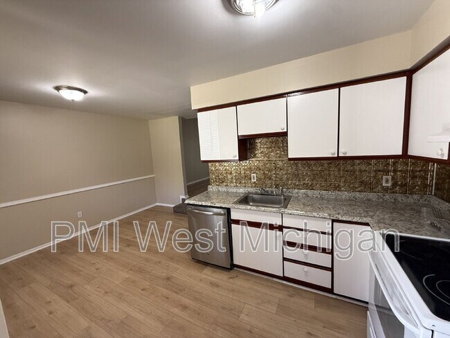 Building Photo - 6051 In the Pines Dr SE