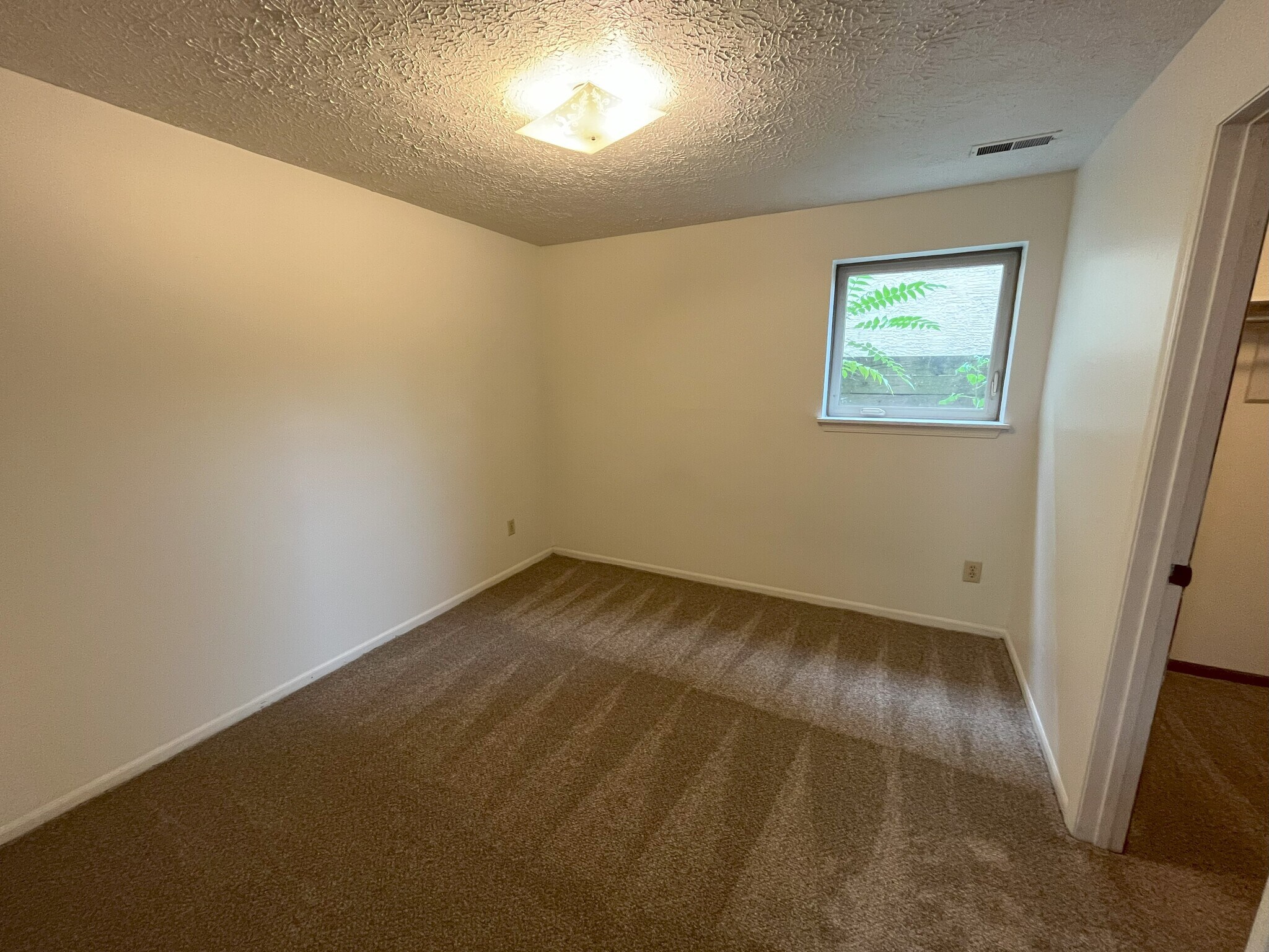 Building Photo - 180 E 12th Ave