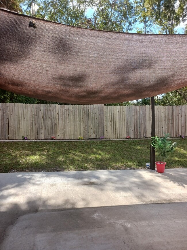 Building Photo - 7706 Covedale Dr