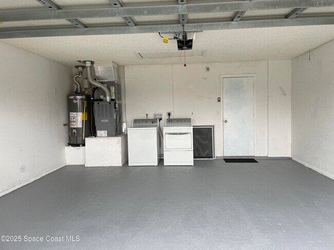 Building Photo - 2065 Redwood Cir