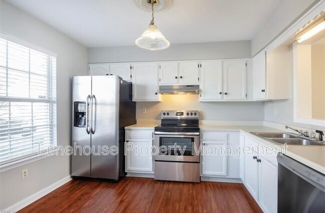 Building Photo - 437 Greenview Dr