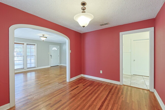 Building Photo - Charming 2 Bedroom Home with Character & Convenient Amenities