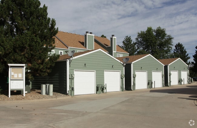 Building Photo - Lakewood Pines West