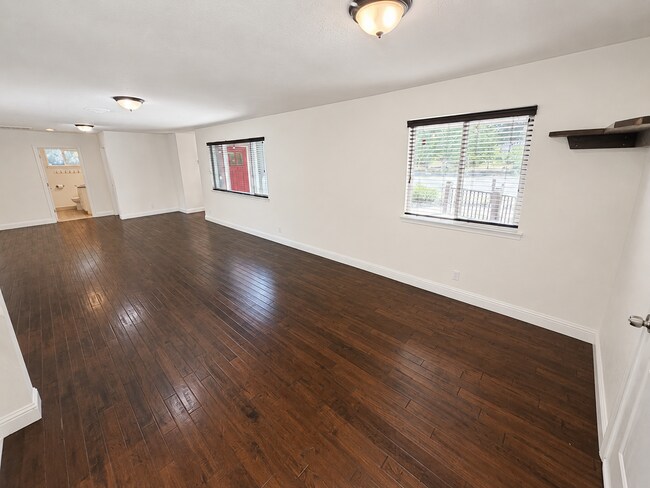 Building Photo - 3682 Bay Ave