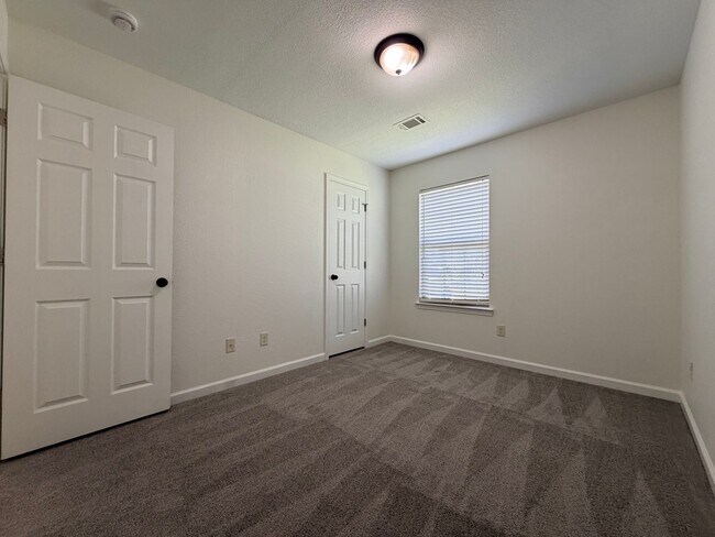 Building Photo - Affordable, Adorable & Move-In Ready!
