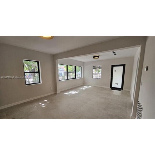 Building Photo - 424 NE 63rd St