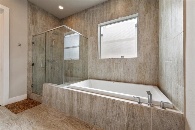 Building Photo - 1305 Town Creek Dr
