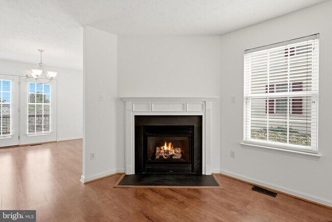Building Photo - 2068 Stoneleigh Dr