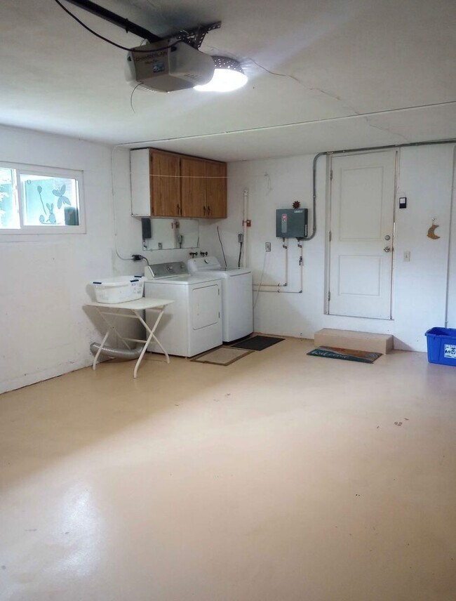 Building Photo - Furnished 3 Bedroom