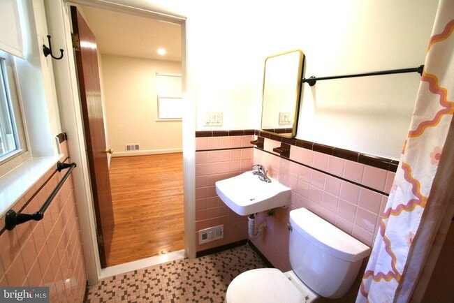 Building Photo - 10104 Towhee Ave