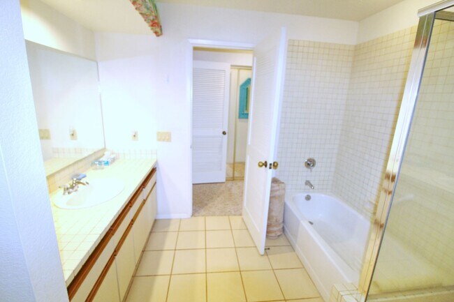 Building Photo - Spacious Furnished Grand Champions End Unit Available