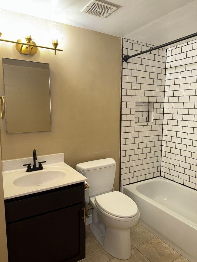 Building Photo - Large, Luxurious 2 Bedroom 2 Bath at Parks...