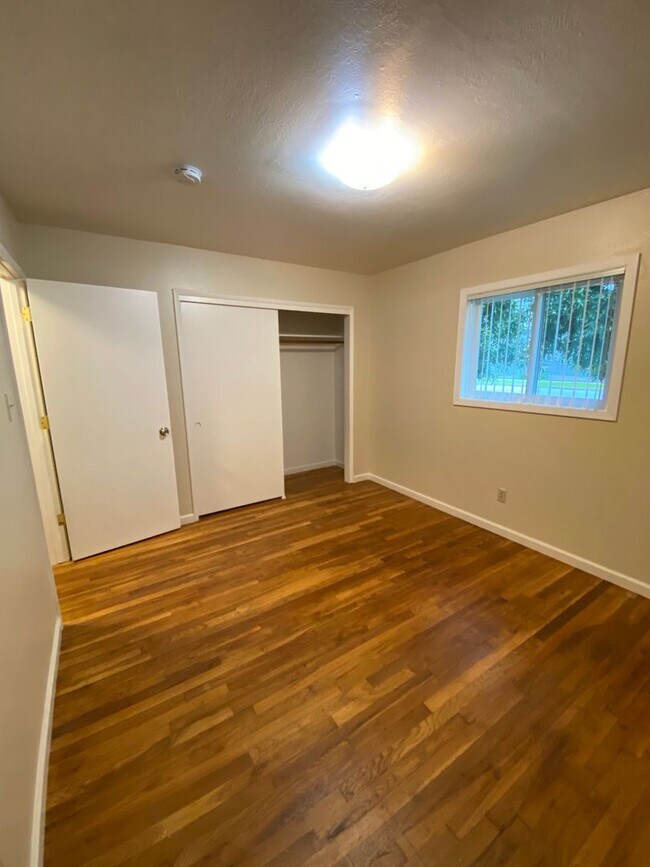 Building Photo - 44-1810