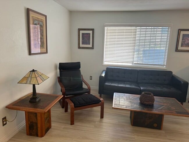 Building Photo - Enjoy living in the walkable neighborhood ...
