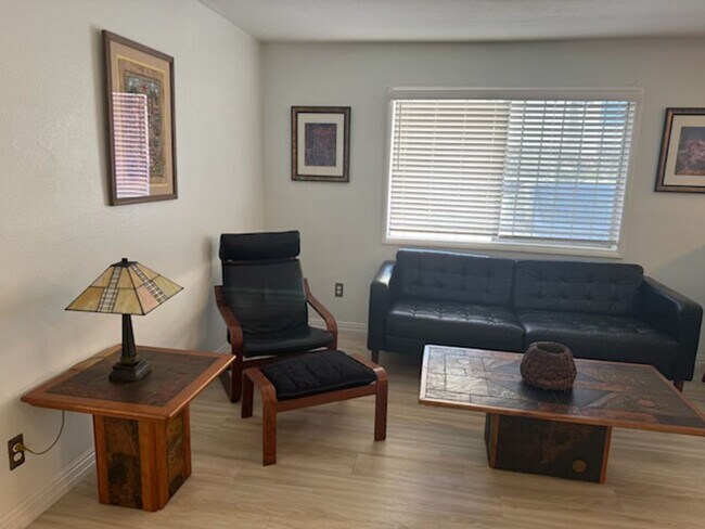 Building Photo - Two Bedroom In University Heights Coming S...